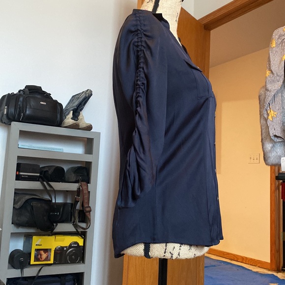 Ann Taylor button up blouse sz 2 but can fit a 6 - Picture 2 of 3